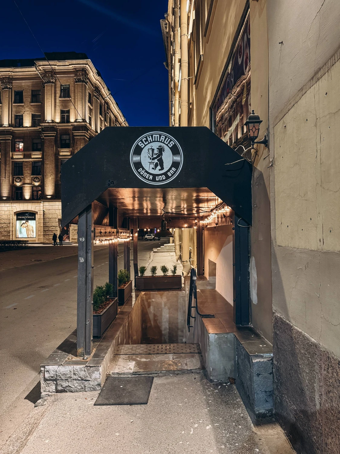 Schmaus Döner und Bar на Петроградке: донёр, карривурст и немецкое пиво