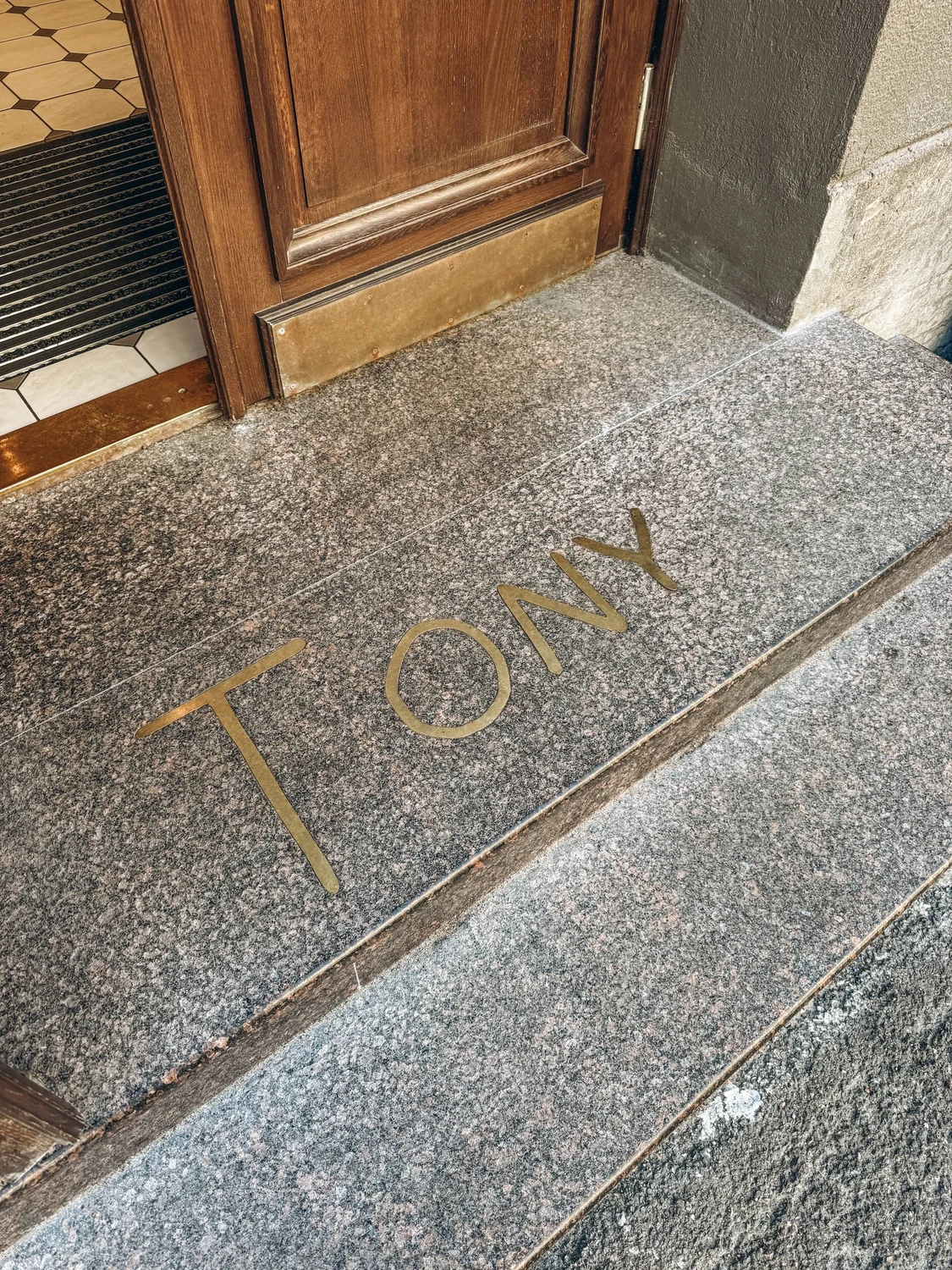 Tony на Озерном переулке: необычные завтраки и тарт с земляникой в центре Петербурга