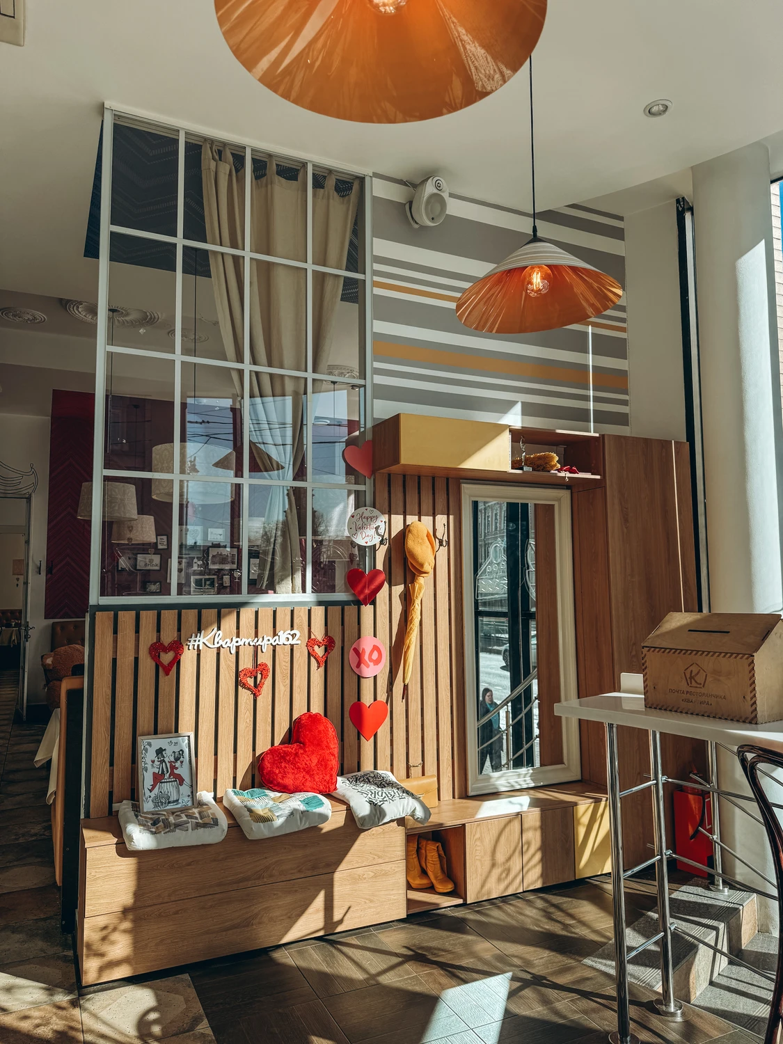 Квартира № 162 на Лиговском: ресторан с ленинградским меню и большими окнами в Петербурге