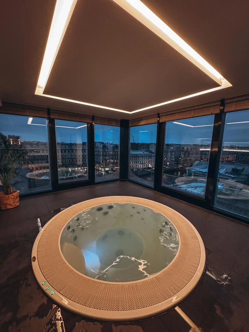 Джакузи на крыше с видом на Исаакий: Skyfall Rooftop SPA на Фонтанке