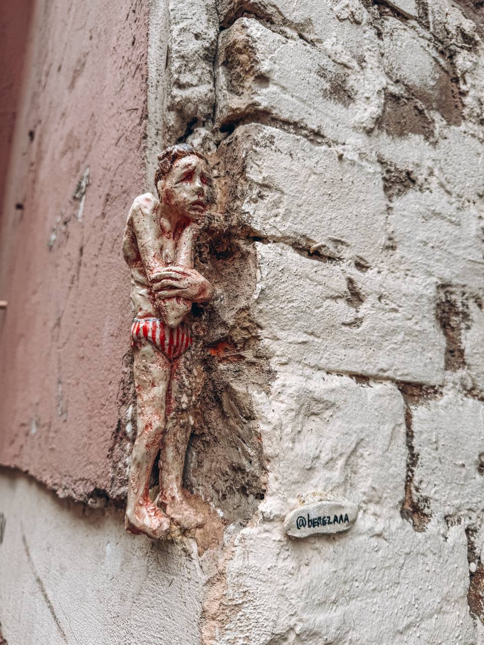 Маршрут по скрытым скульптурам Петербурга: арт-объекты в арках и стенах домов