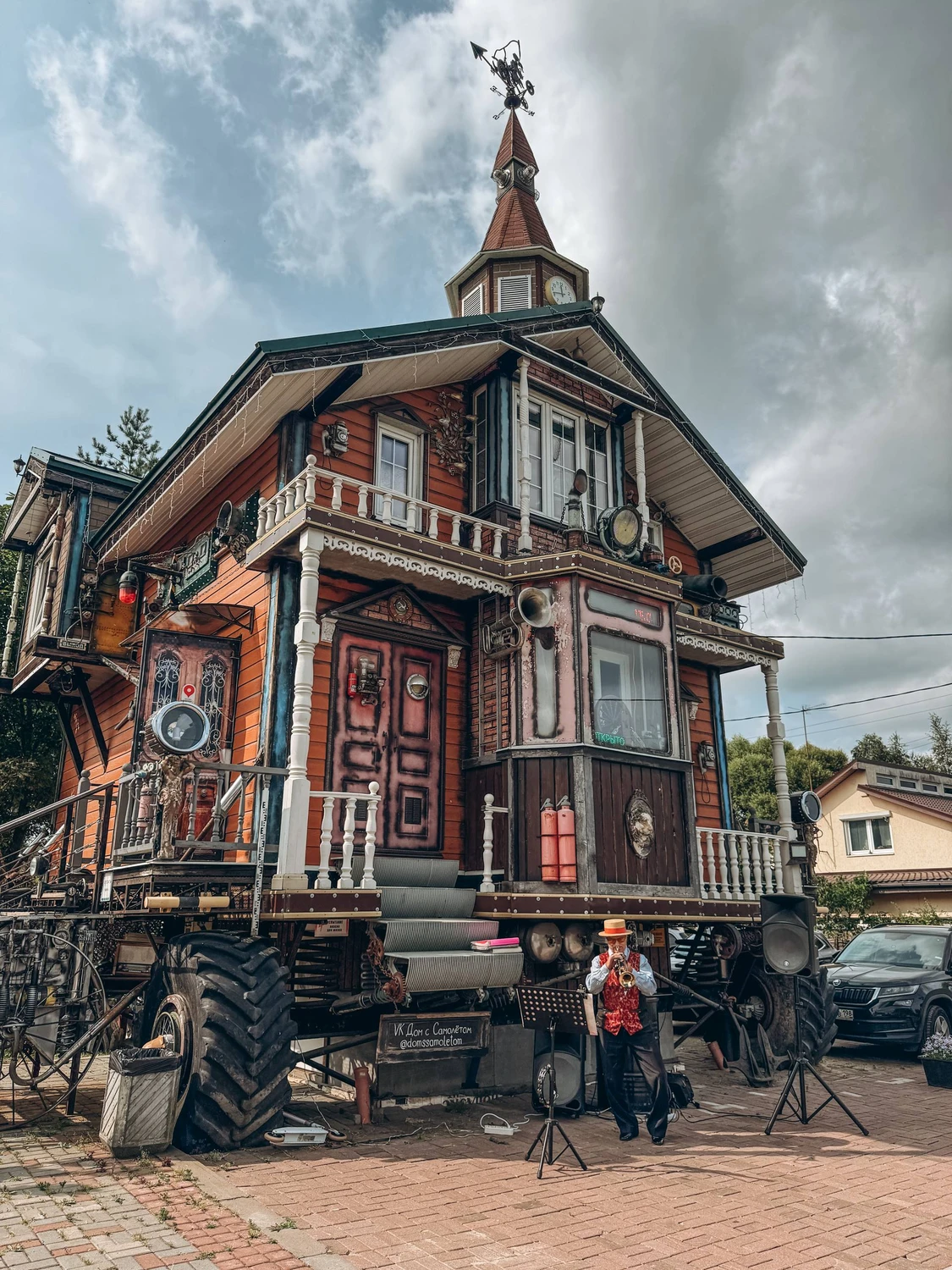 Дом с самолётом в Сергиево: необычный стимпанк-музей под Петербургом